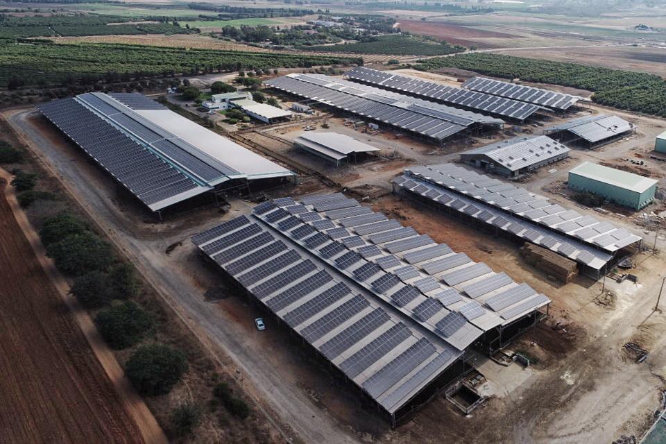 Dettaglio di impianto fotovoltaico su fabbricato logistico