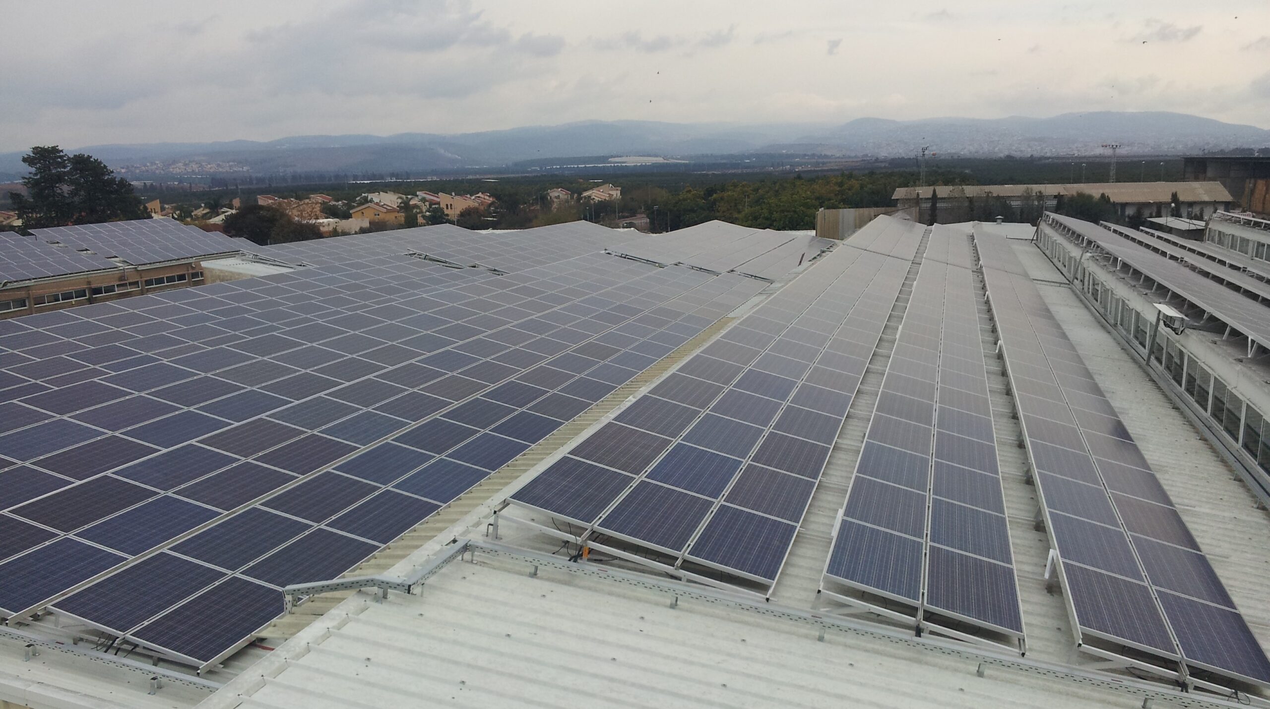 Impianto fotovoltaico su copertura industriale vista aerea